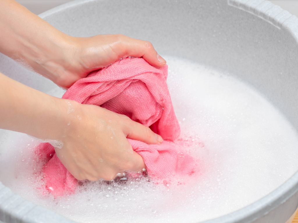 Giặt tay cũng là một cách làm hiệu quả để loại bỏ vết bẩn