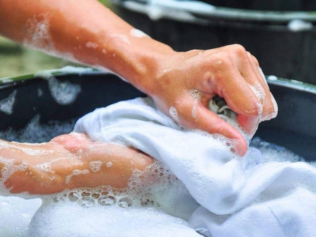 Cách giặt chăn bông bằng tay